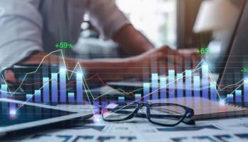  Diferencia de trading e inversión con gráfico con indicadores de trading en una oficina