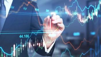 Hombre de negocios analizando su calendario forex para sus actividades y estrategias de trading
