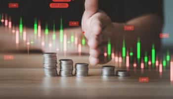 Hombre de negocios con grupos de monedas representando las órdenes de stop loss y take profit