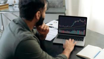 Hombre de negocios haciendo trading de forex y trading de criptomonedas