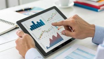Mano de persona que analiza un gráfico de inversión