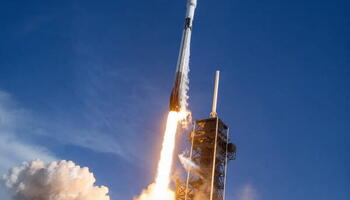 Un cohete Falcon 9 de SpaceX despega; la empresa cotiza en el Nasdaq bajo el símbolo SPCX